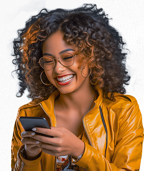 Mulher feliz utilizando smartphone ao acessar o portal de serviços da prefeitura de Salvador.